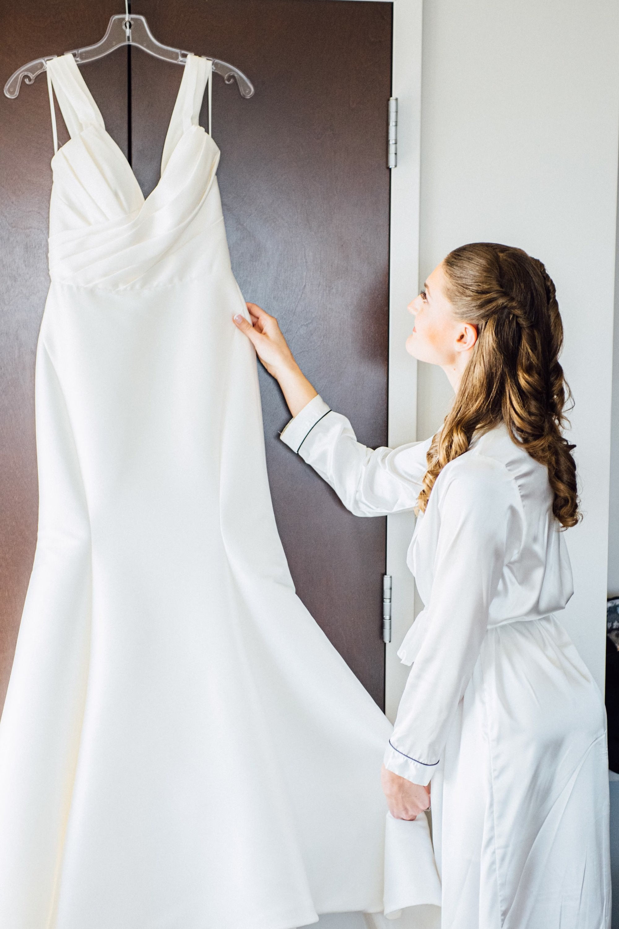 2Elegant Blue Coastal Waterfront Florida Wedding Ideas - Elegant Blue and White Tampa Wedding | The CURRENT Elegant White Ivory Wedding Dress Inspiration
