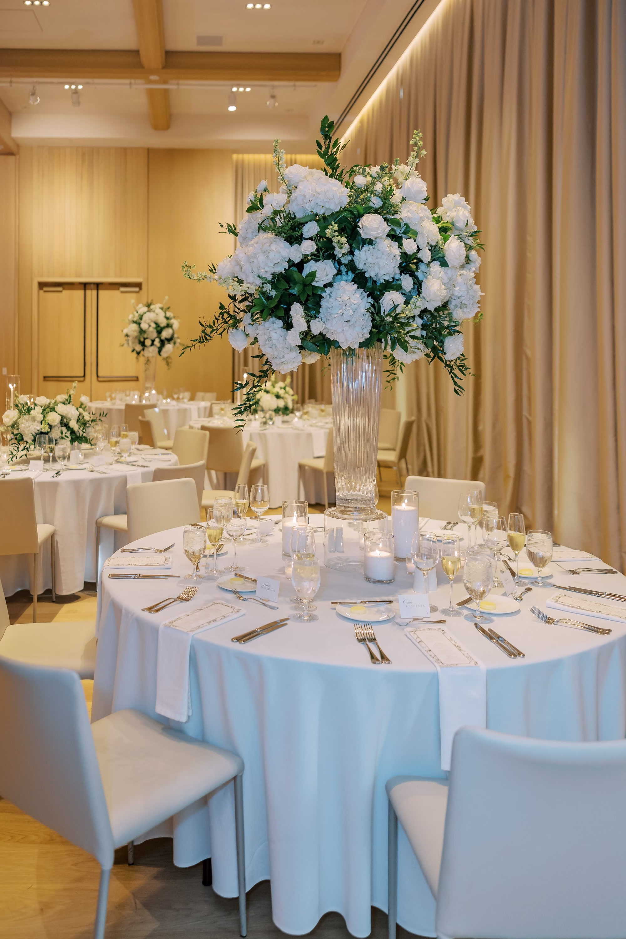 Timeless Black and White Wedding Reception Decor Ideas | Tampa Bay Florist Bruce Wayne Florals