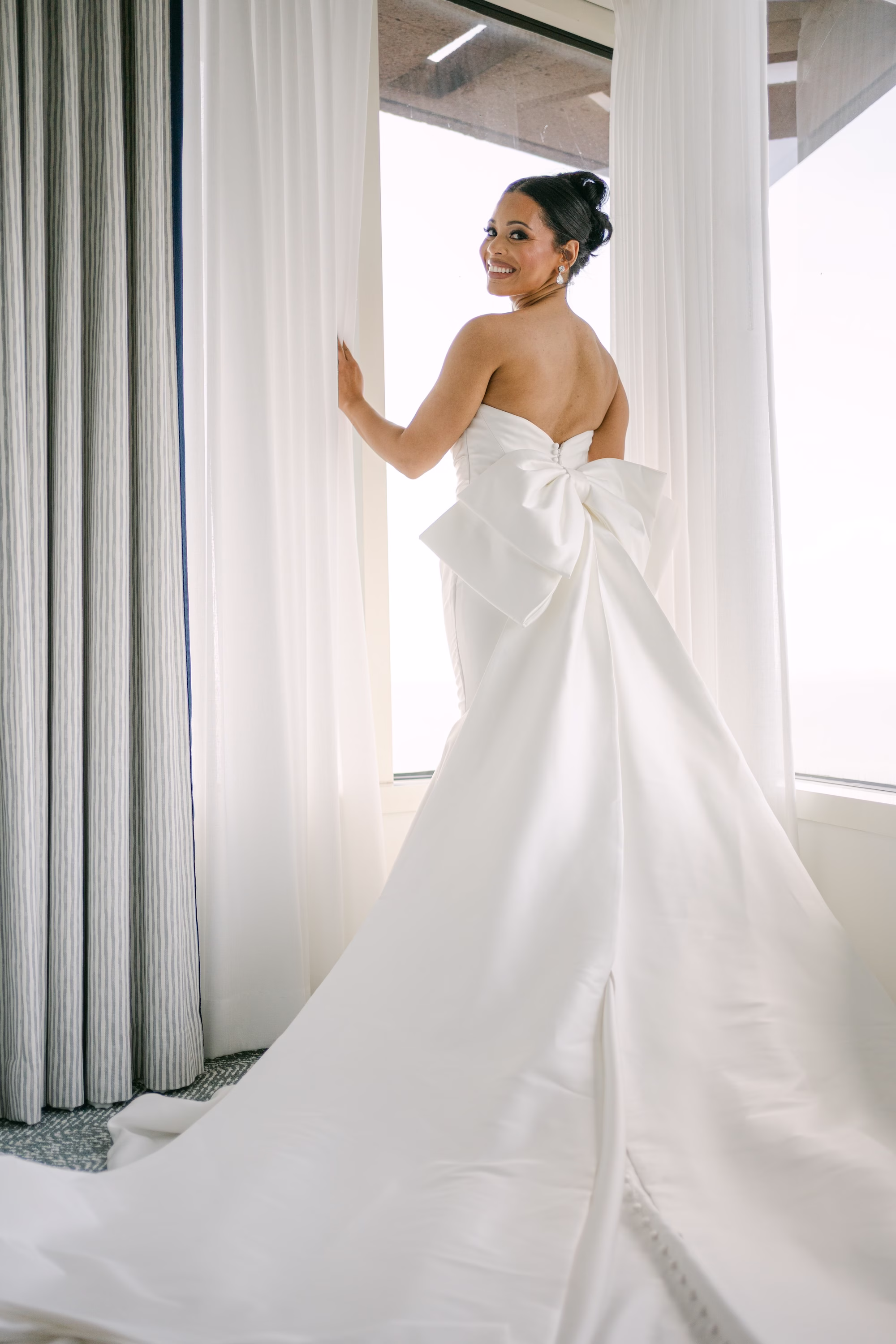 5Timeless Black and White Wedding Inspiration - Modern Black and White Wedding | Tampa Museum of Art Bride Wedding Portrait
