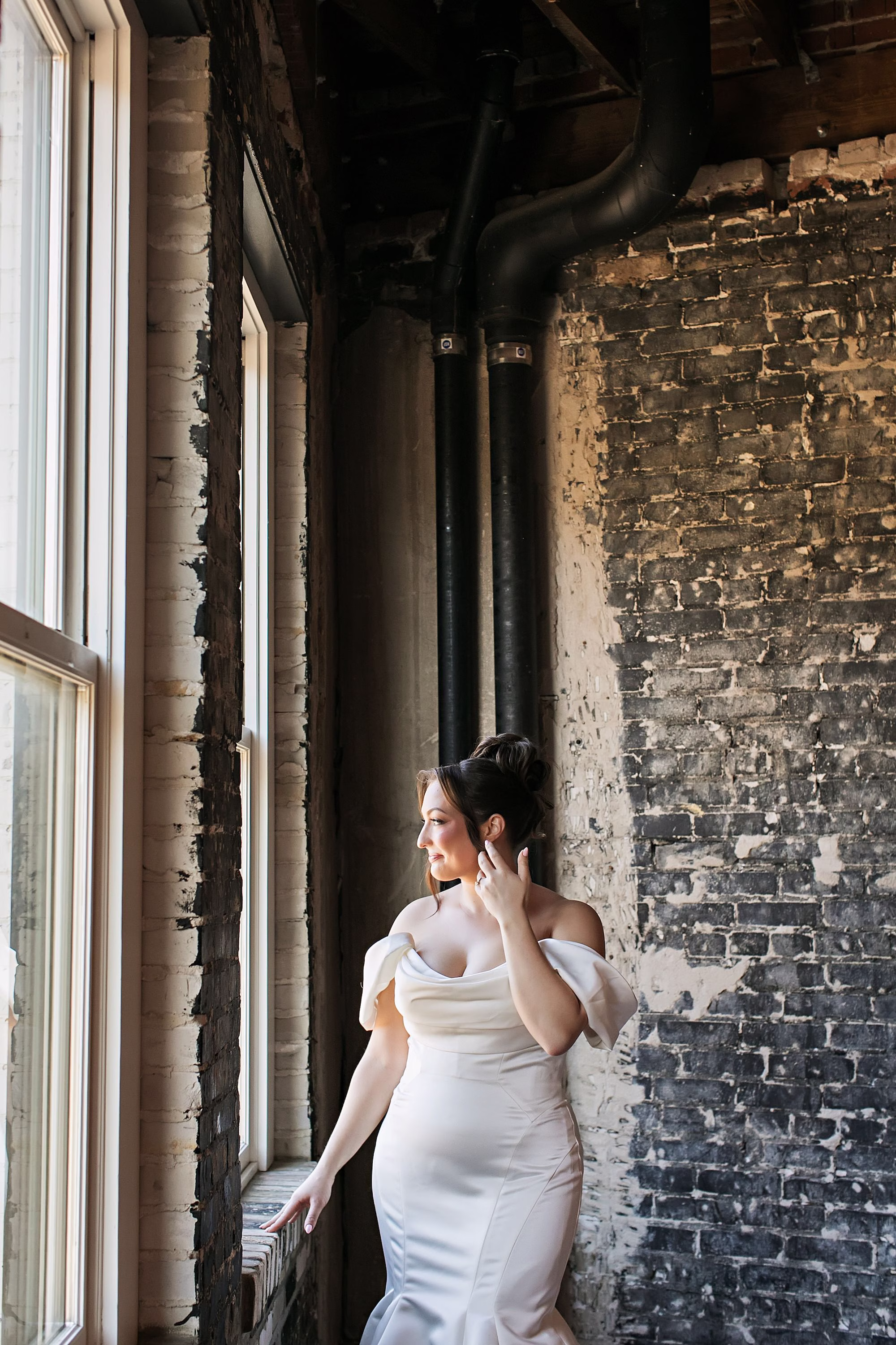 Bride Wedding Portrait | Off the Shoulder Fitted White Wedding Gown Inspiration | Tampa Bay Photographer Limelight Photography