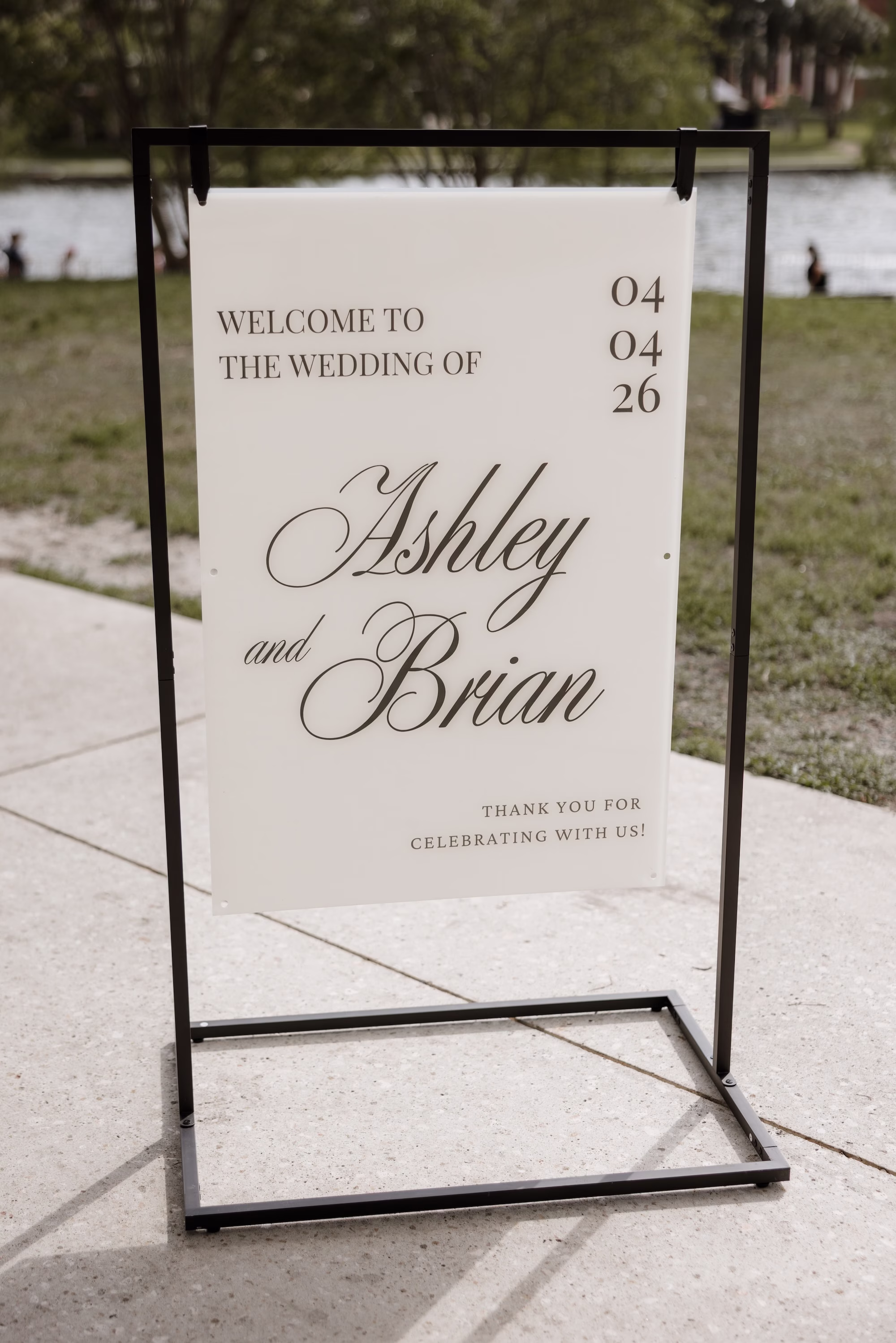 15Modern Black and White Wedding Inspiration - Black and White Modern Wedding | Tampa Museum of Art Modern Black and White Wedding Ceremony Sign Decor Ideas