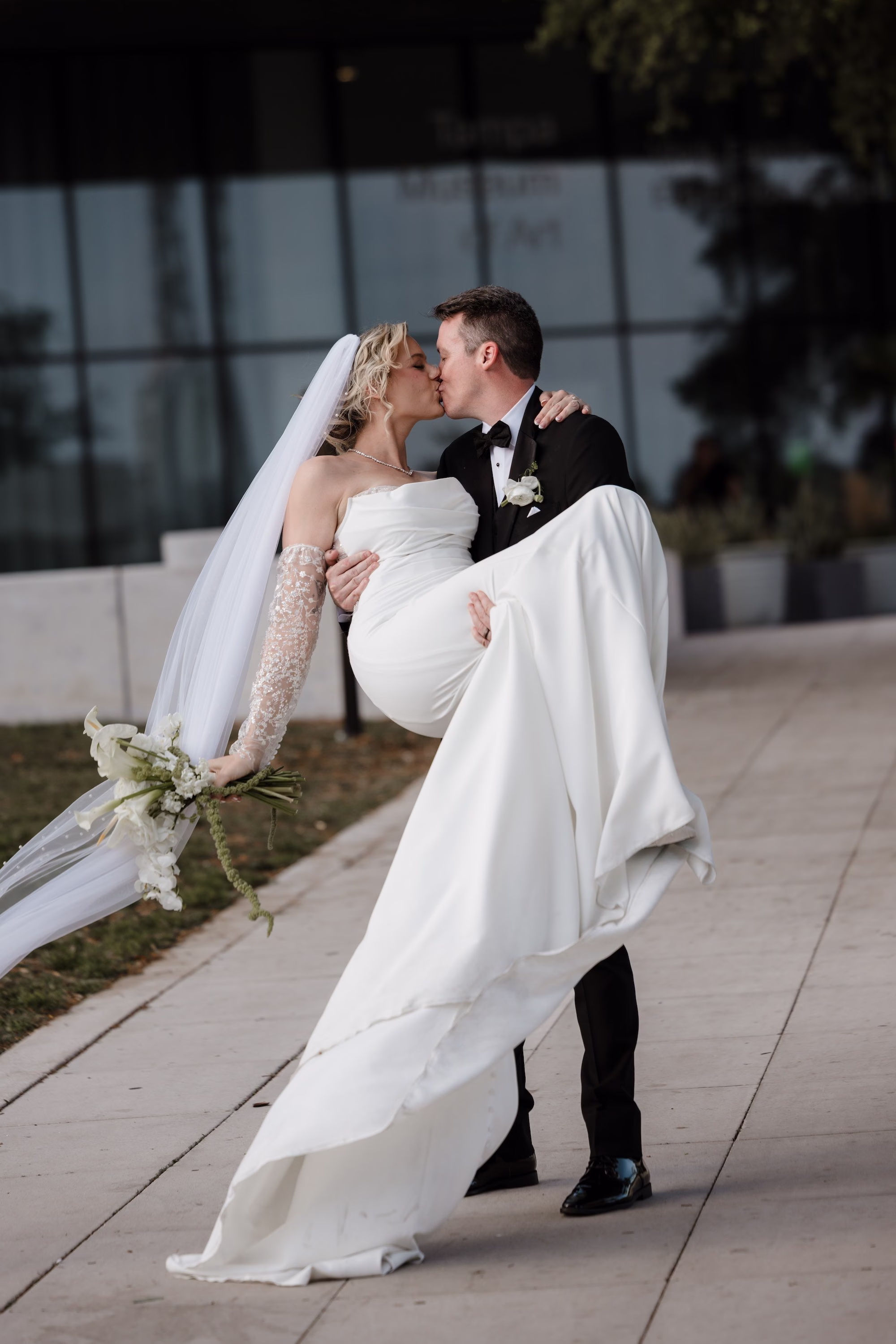 29Modern Black and White Wedding Inspiration - Black and White Modern Wedding | Tampa Museum of Art Bride and Groom Wedding Portrait | Tampa bay Photographer Evoke Photo and Film
