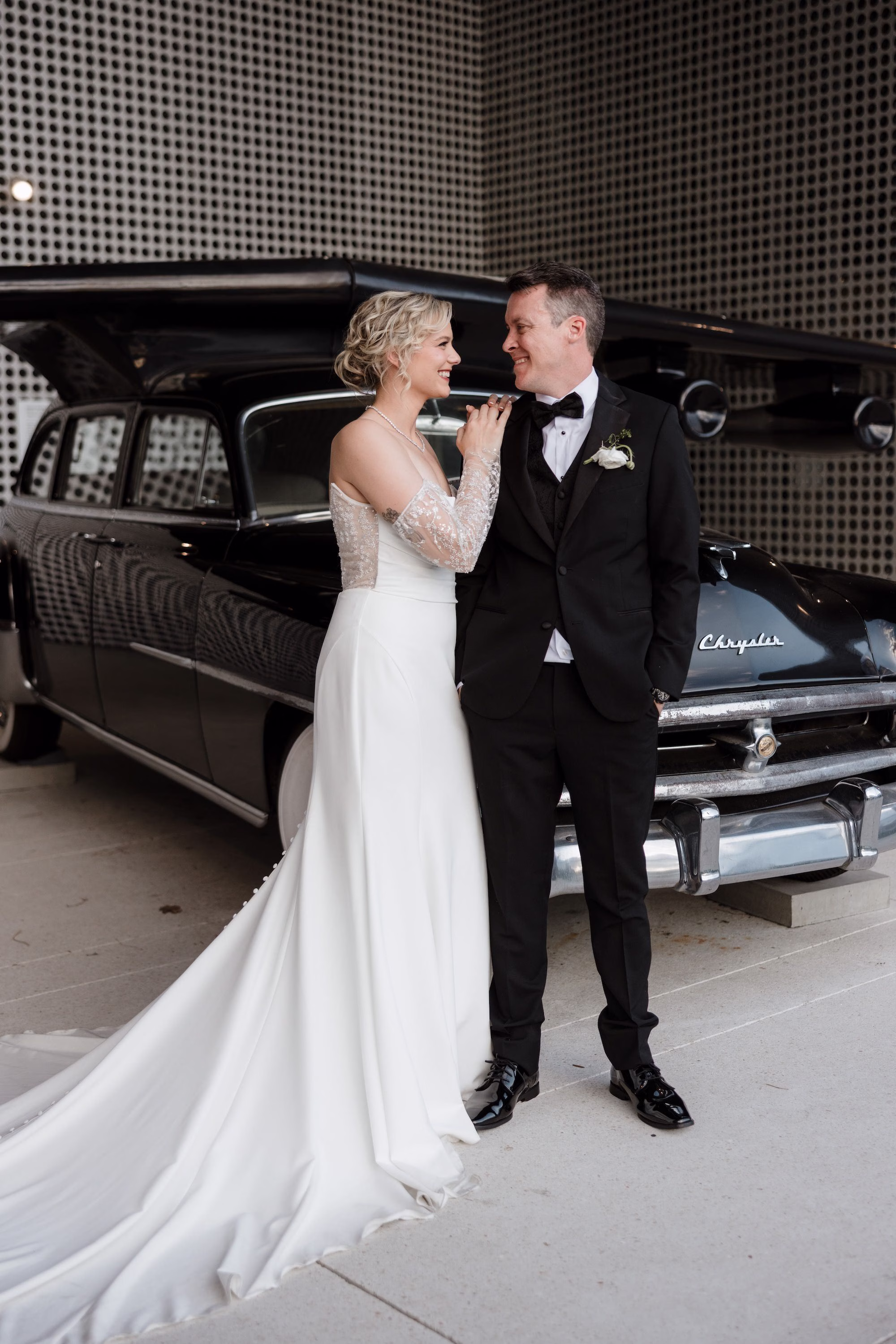 32Modern Black and White Wedding Inspiration - Black and White Modern Wedding | Tampa Museum of Art Bride and Groom Wedding Portrait | Tampa Bay Photographer Evoke Photo and Film
