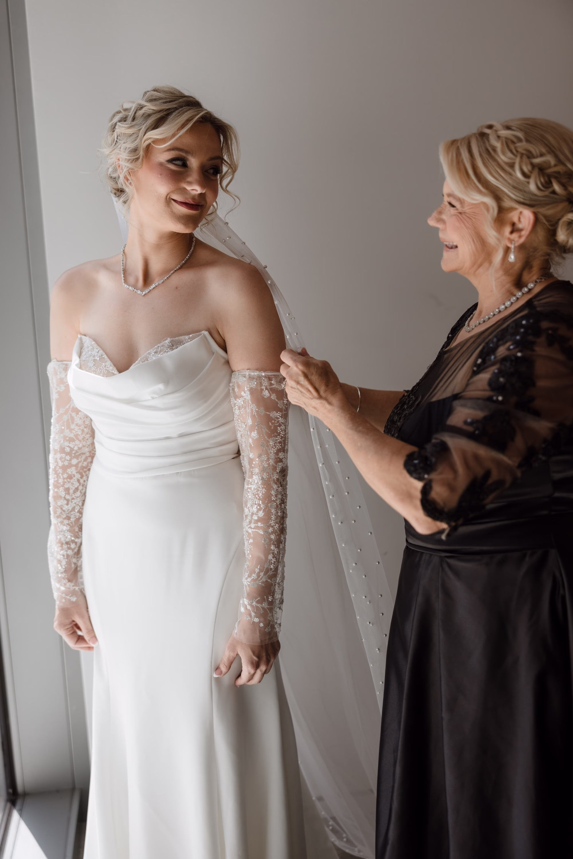 3Modern Black and White Wedding Inspiration - Black and White Modern Wedding | Tampa Museum of Art Bride Getting Ready Wedding Portrait